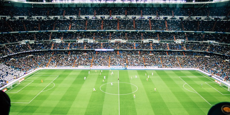 欧洲冠军联赛奖杯与足球场夜景