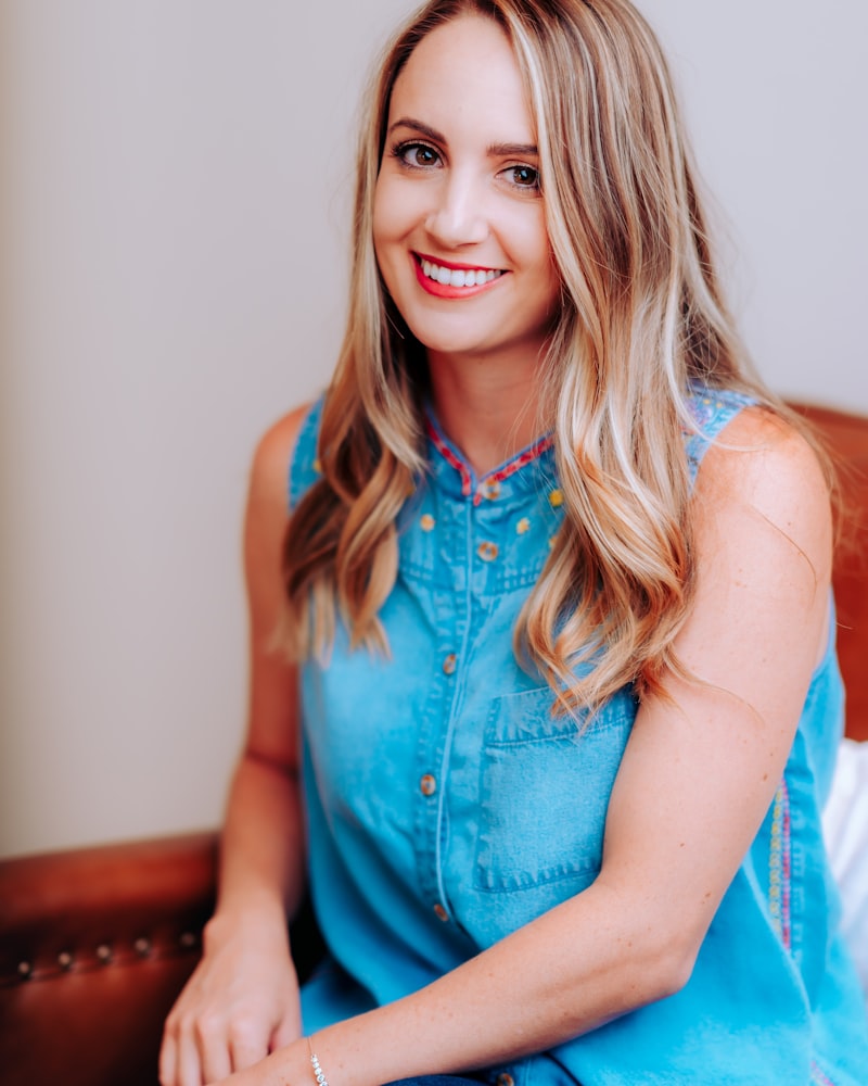 足球运动员在比赛中准备射门的特写动作瞬间